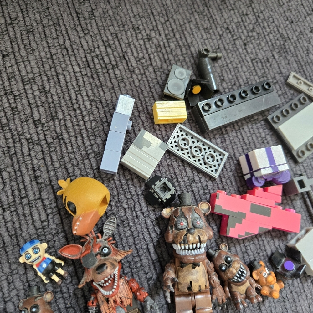 Five Nights At Freddys Construction Set Parts And Pieces With 2 Figures - Picture 5 of 8